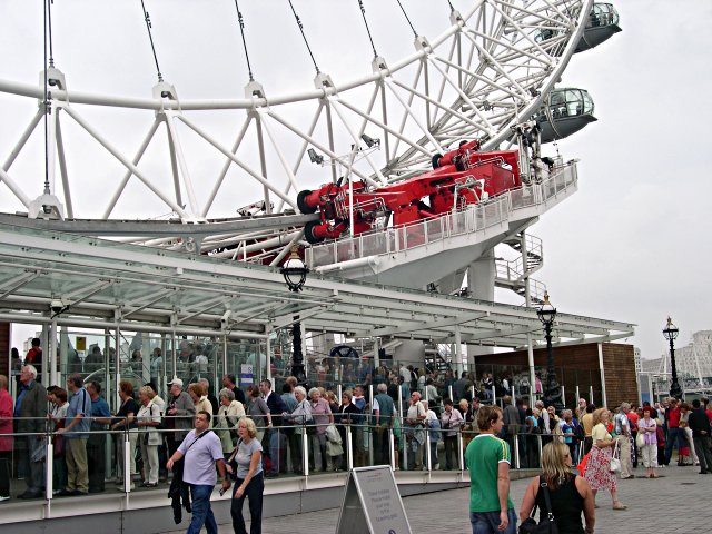Bridge Jump Etiquette: Queue Culture Around the World — supporting image
