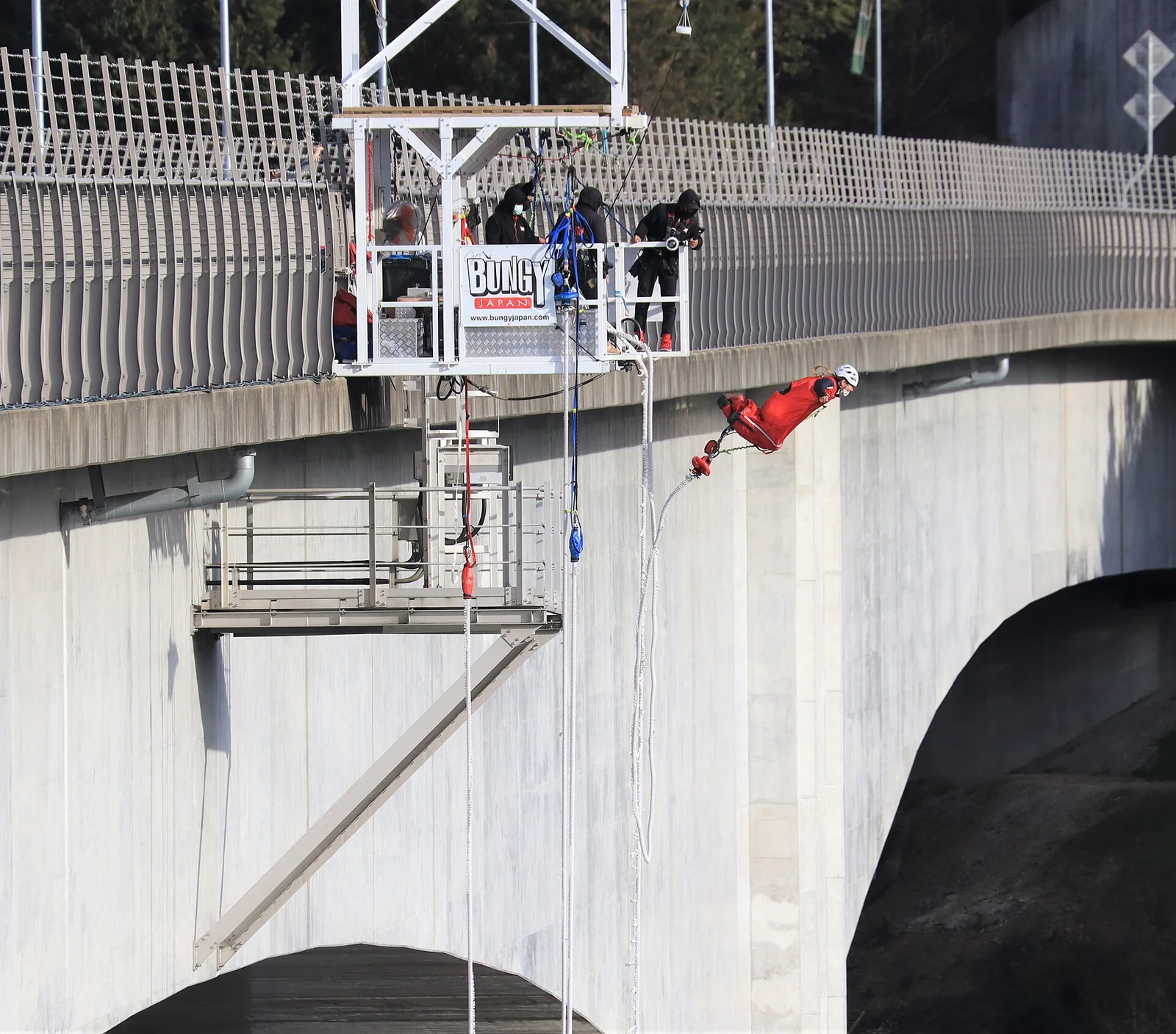 Bungee jumping from Shintabisoko Bridge