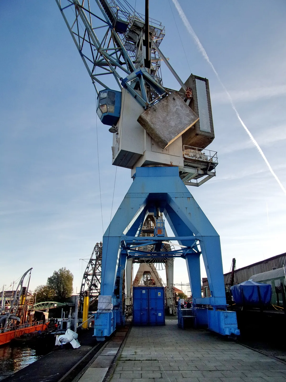 Bungee Jumping am Hafenmuseum Hamburg (2) photograph