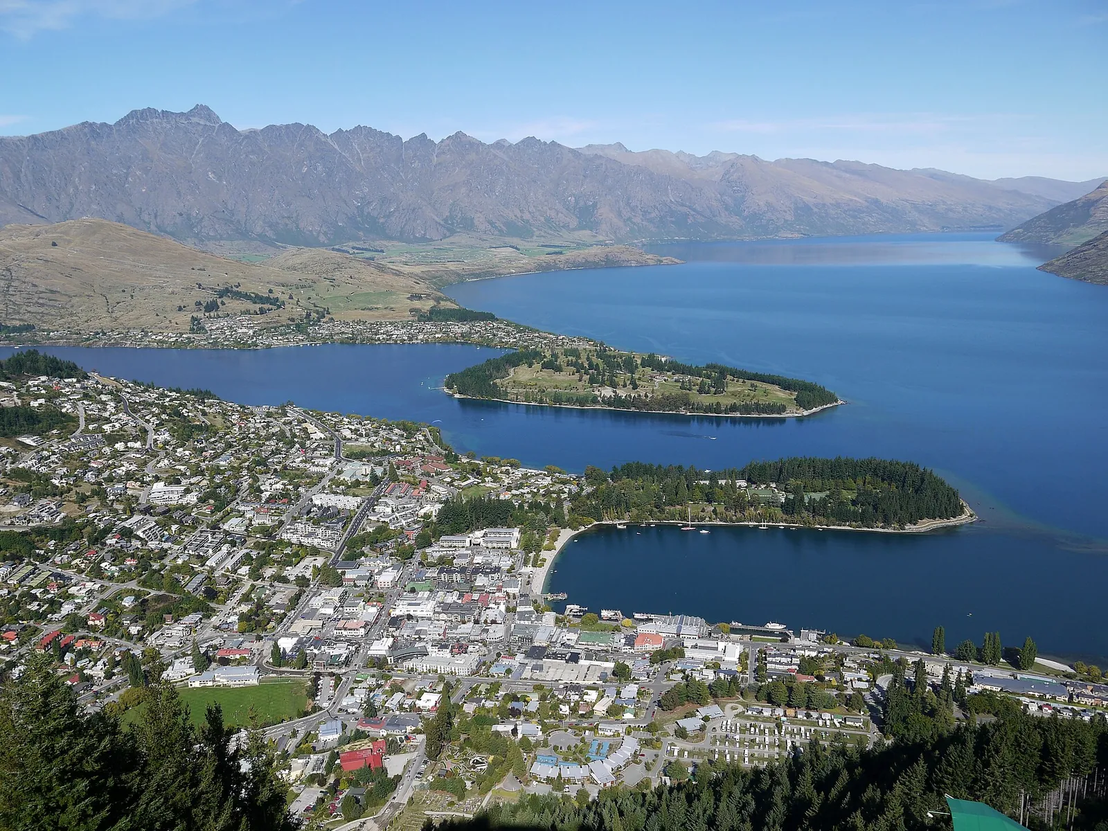 Queenstown adventure landscape with lake and mountains for a short bungee-centered trip
