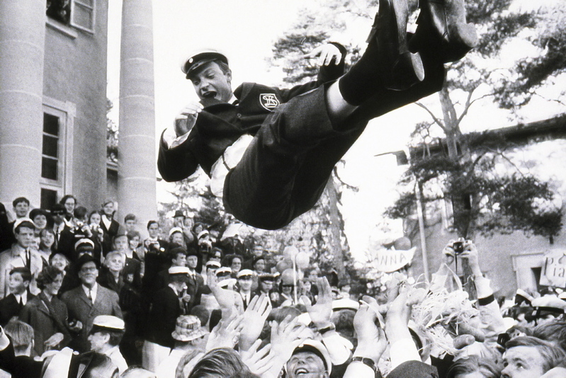 Graduation Gift: Booking a Jump Without Pressure — supporting image